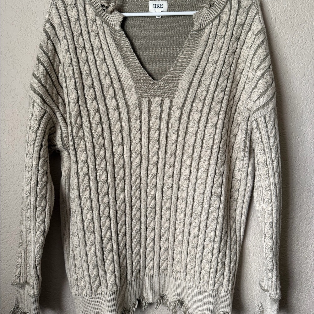 BKE Women's Cable Knit V-Neck Sweater in Light Green